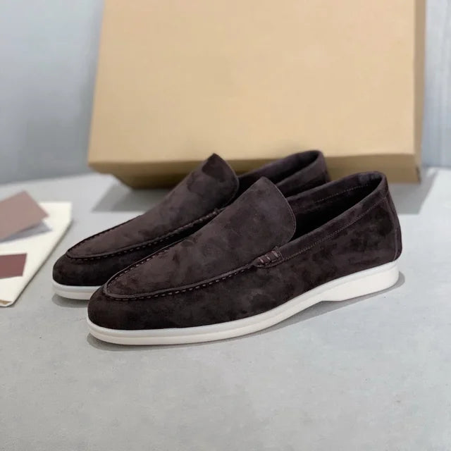 Deze loafers combineren verfijnd vakmanschap met luxe materialen, waardoor ze een must-have zijn voor mannen die op zoek zijn naar premium schoeisel dat zowel tijdloos als comfortabel is.