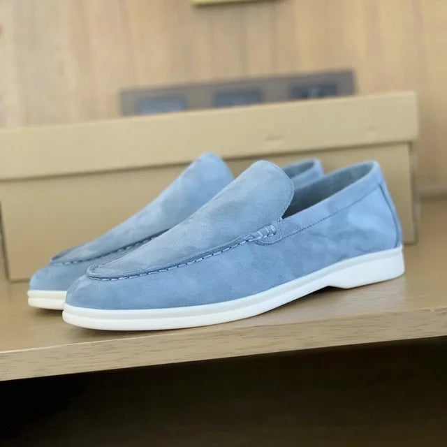 Deze loafers combineren verfijnd vakmanschap met luxe materialen, waardoor ze een must-have zijn voor mannen die op zoek zijn naar premium schoeisel dat zowel tijdloos als comfortabel is.