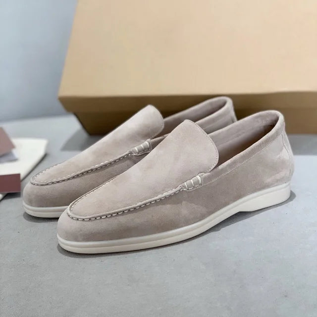 Deze loafers combineren verfijnd vakmanschap met luxe materialen, waardoor ze een must-have zijn voor mannen die op zoek zijn naar premium schoeisel dat zowel tijdloos als comfortabel is.