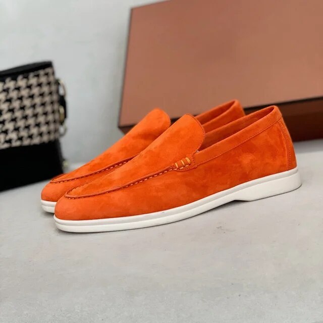 Deze loafers combineren verfijnd vakmanschap met luxe materialen, waardoor ze een must-have zijn voor mannen die op zoek zijn naar premium schoeisel dat zowel tijdloos als comfortabel is.