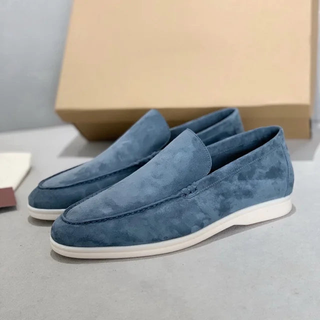 Deze loafers combineren verfijnd vakmanschap met luxe materialen, waardoor ze een must-have zijn voor mannen die op zoek zijn naar premium schoeisel dat zowel tijdloos als comfortabel is.