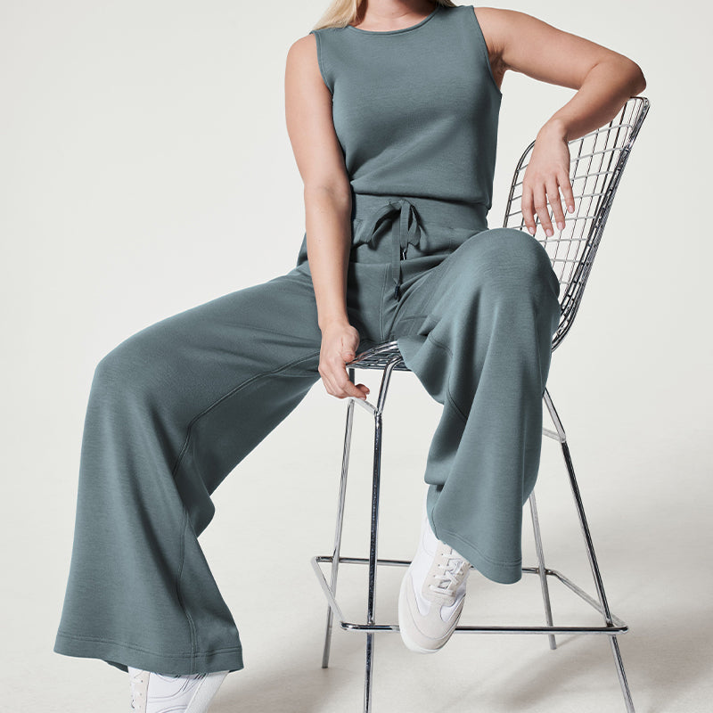 model draagt stijlvolle comfortabele jumpsuit met stretch elastische jumpsuit dames vrijetijdspak met wijde pijp en mouwloze top verstelbare striksluiting blauw