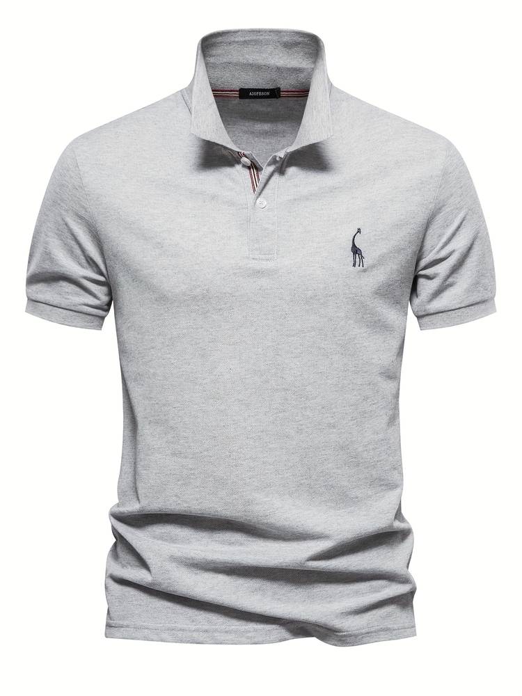 Dit stijlvolle en comfortabele polo shirt is perfect voor warme dagen en biedt een veelzijdige look die zowel casual als semi-formeel gedragen kan worden.