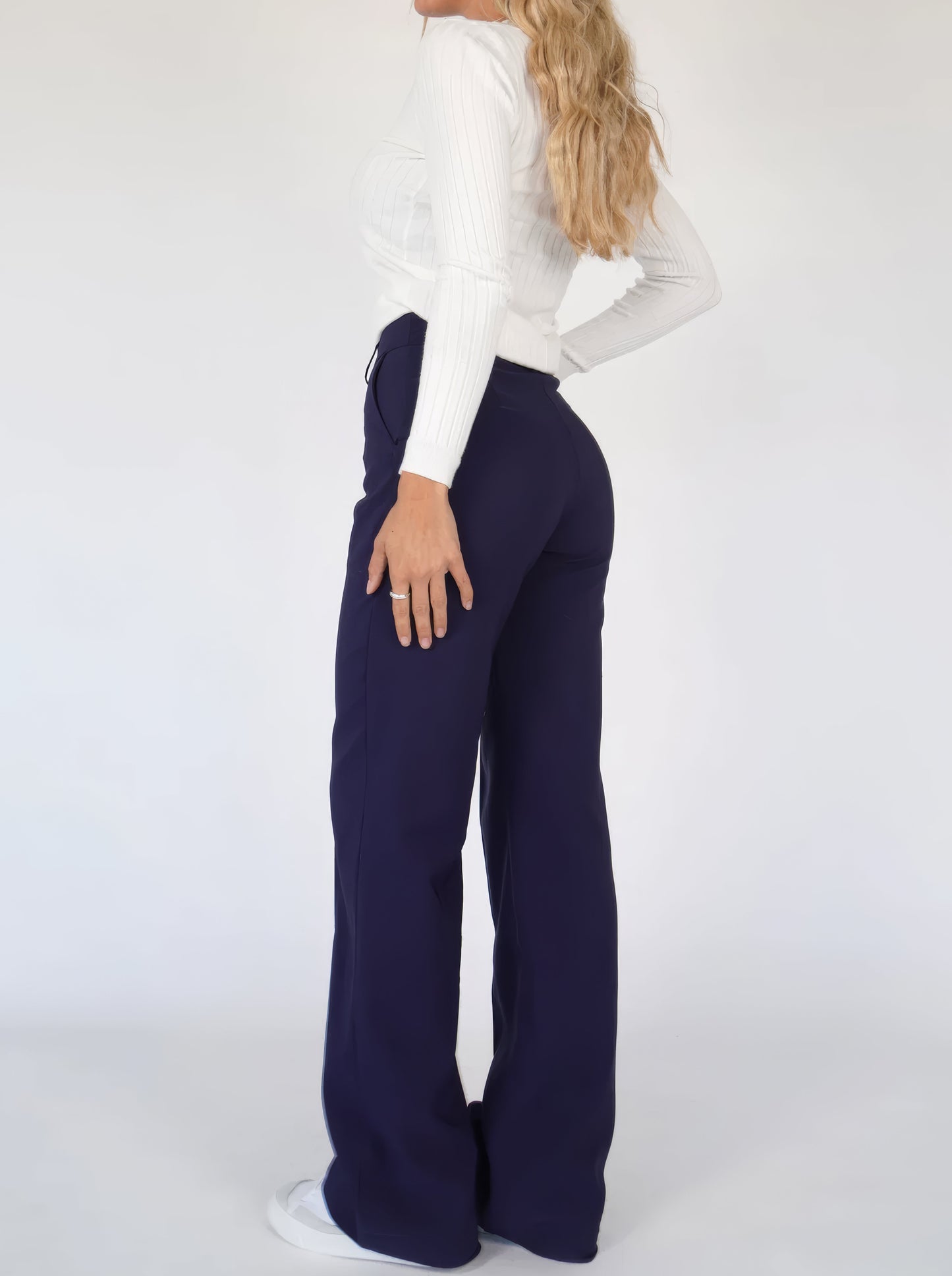 Deze broek biedt niet alleen een trendy look maar ook ongeëvenaard draagcomfort, waardoor het een essentieel item is voor je zomergarderobe.