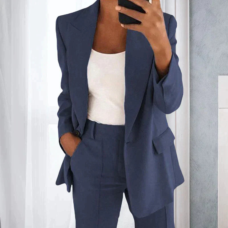 Model draagt donker blauw 2-Delige Set Blazer & broek damespak met knopen