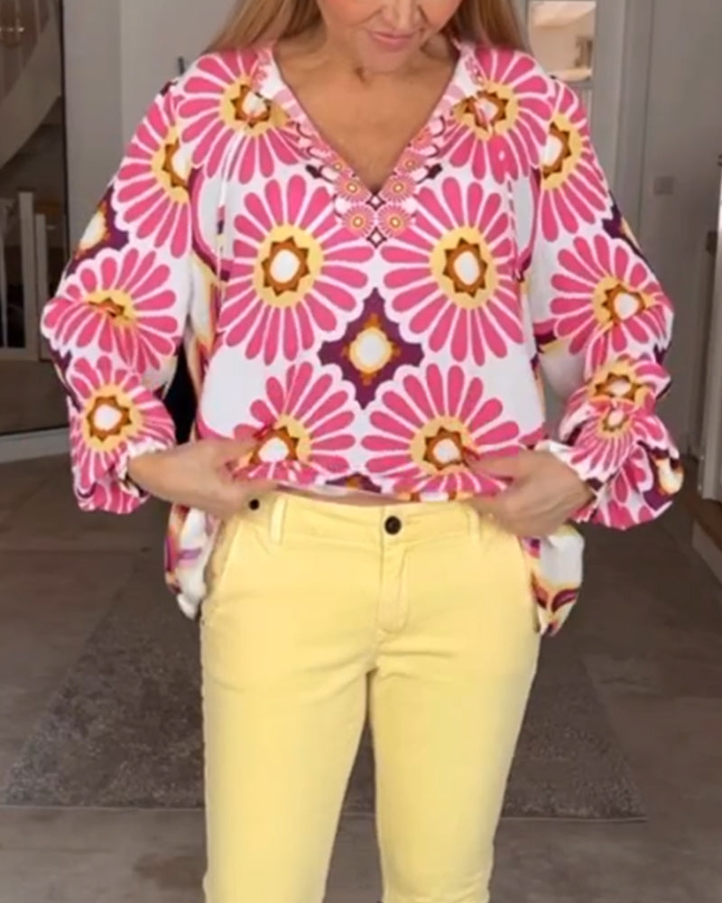 Deze blouse combineert moeiteloos stijl met comfort, waardoor het een veelzijdige keuze is voor diverse zomerse gelegenheden.