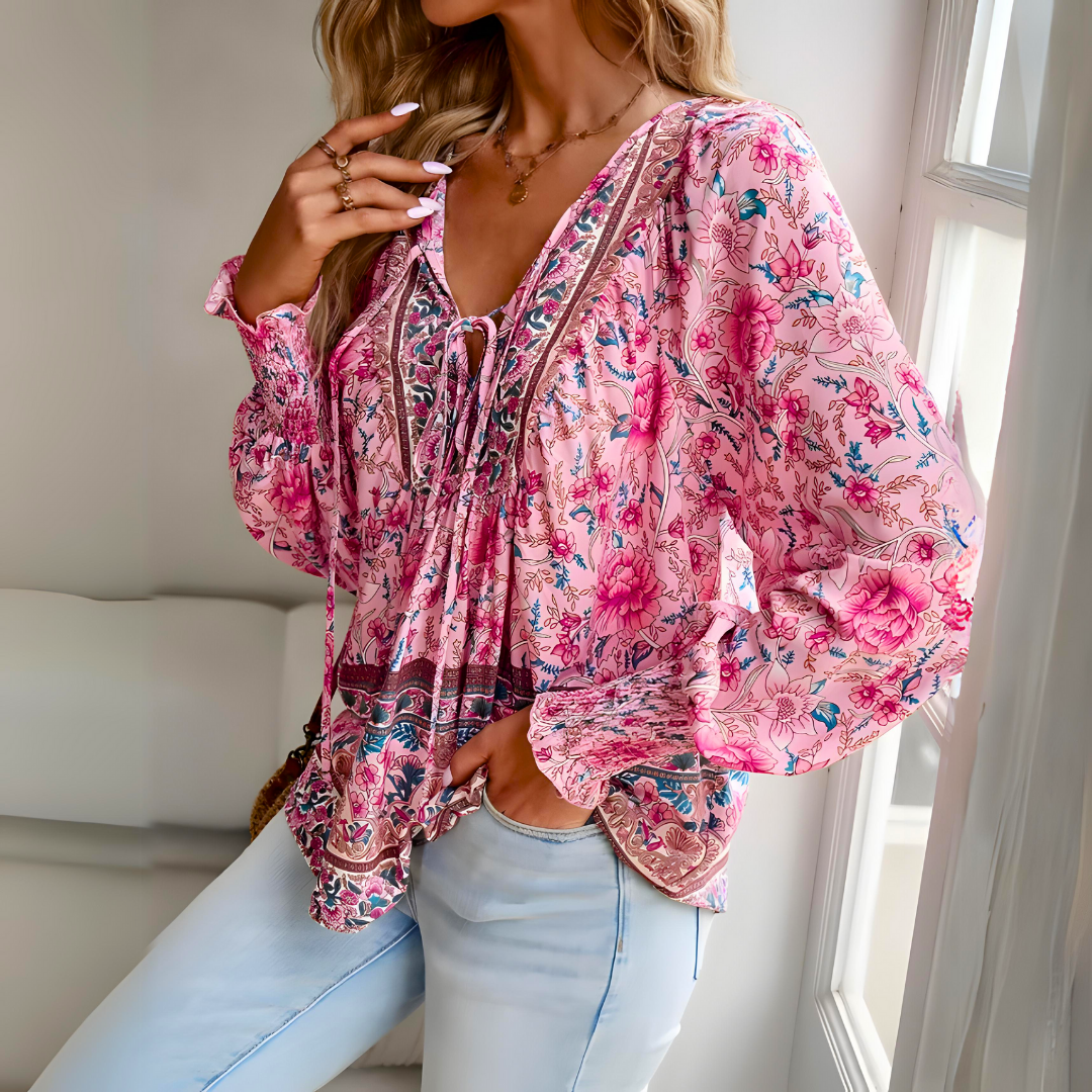 Deze blouse combineert de frisheid van de zomer met een vleugje elegantie, waardoor het een must-have item is voor je warme seizoensgarderobe.