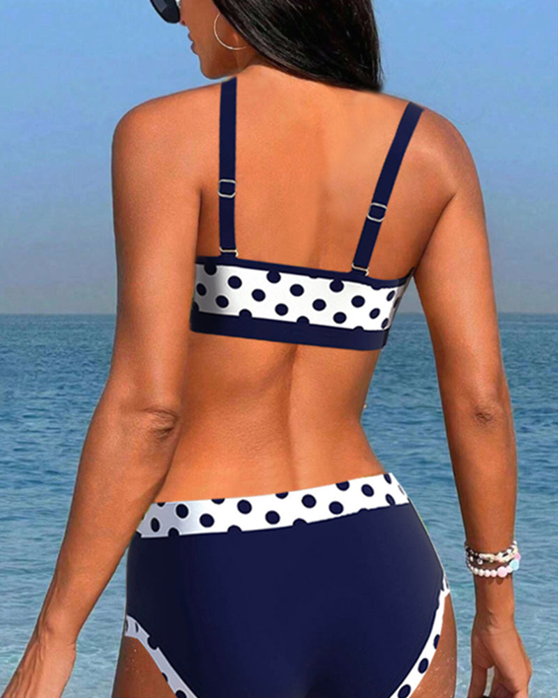 Deze bikini combineert een flatterende pasvorm met een tijdloos ontwerp, perfect voor zonnige dagen aan het strand of bij het zwembad.