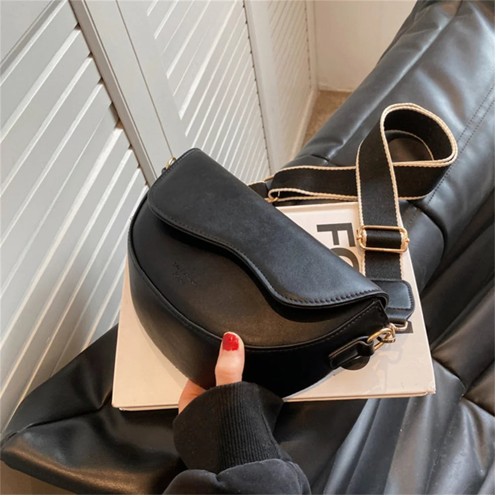 Schoudertas met brede riem – modern en compact