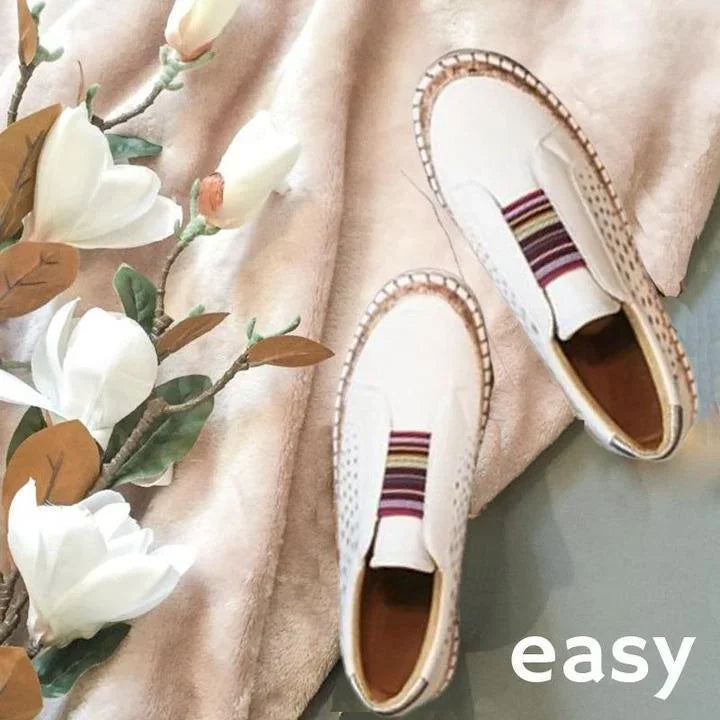 Model draagt ondersteunden orthopedische casual dames schoenen snealers flats vrouwen loafers instappers met elastische sluiting met witte zool wit