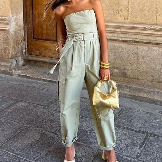 Deze trendy jumpsuit combineert een modieuze off-shoulder stijl met praktische cargozakken, perfect voor elke zomerse gelegenheid.