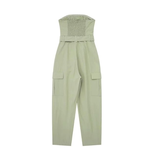 Deze trendy jumpsuit combineert een modieuze off-shoulder stijl met praktische cargozakken, perfect voor elke zomerse gelegenheid.