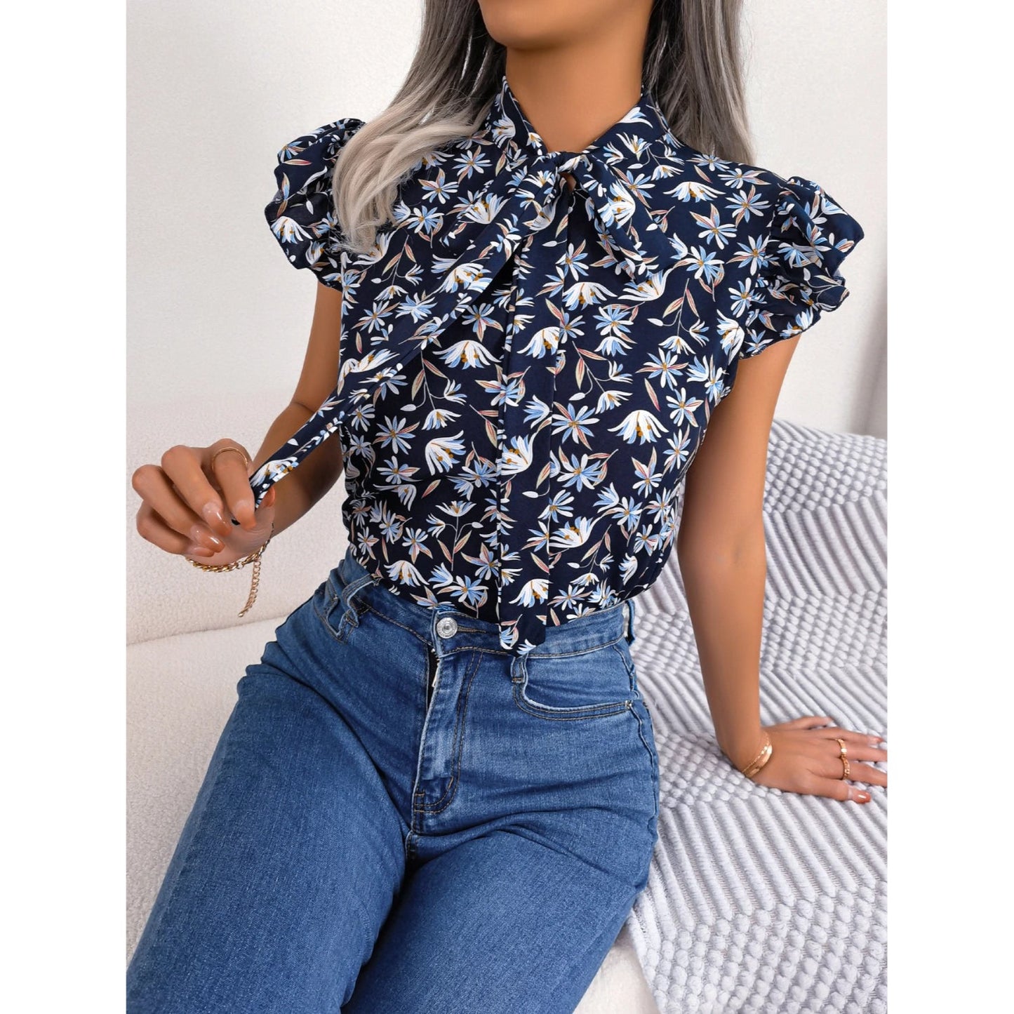 Deze blouse is ontworpen om je een frisse en modieuze look te geven, perfect voor zowel casual als formele zomerse gelegenheden.