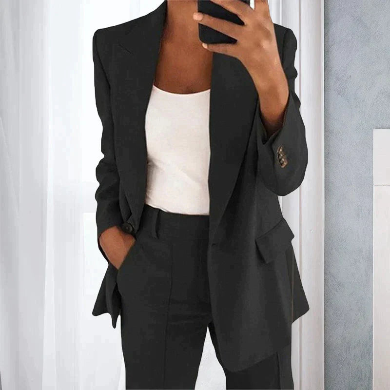 Model draagt zwart 2-Delige Set Blazer & broek damespak met knopen