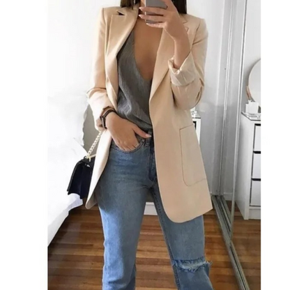 Deze blazer voegt een vleugje kleur toe aan je outfit terwijl het je beschermt tegen frissere avonden en binnenruimtes.