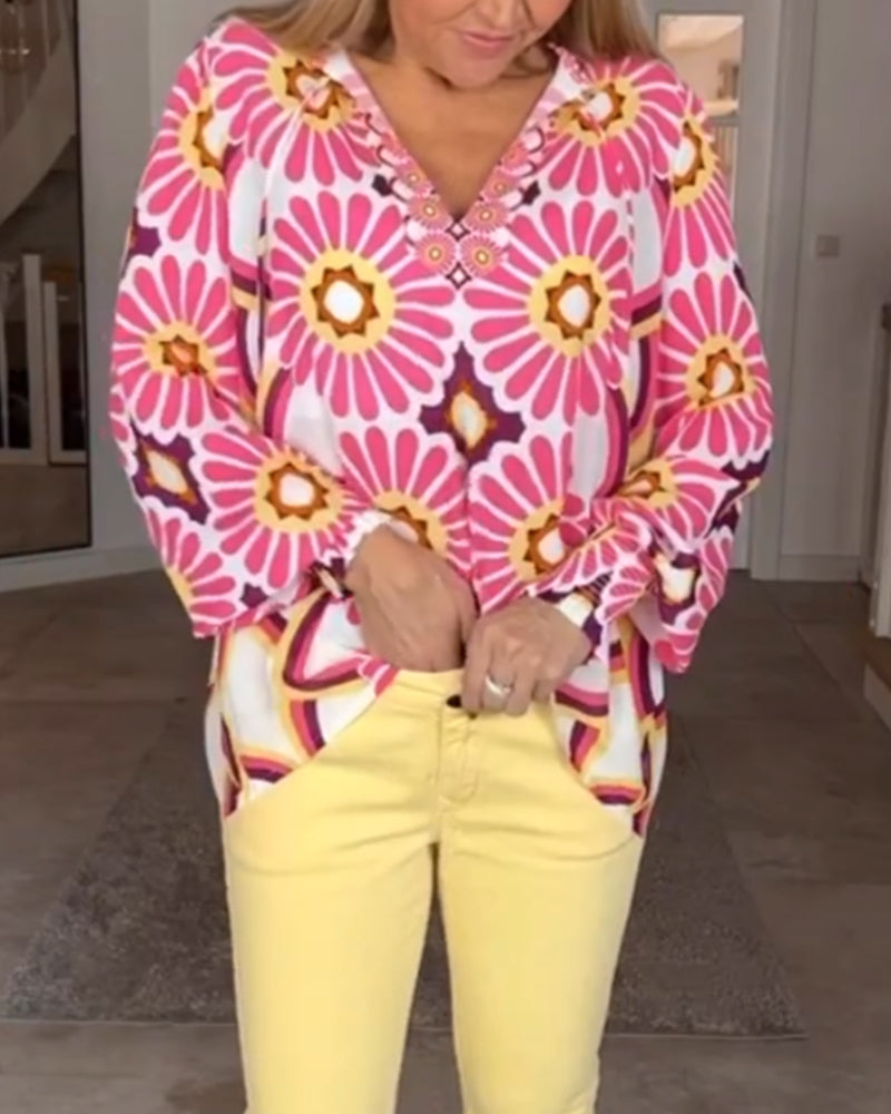 Deze blouse combineert moeiteloos stijl met comfort, waardoor het een veelzijdige keuze is voor diverse zomerse gelegenheden.