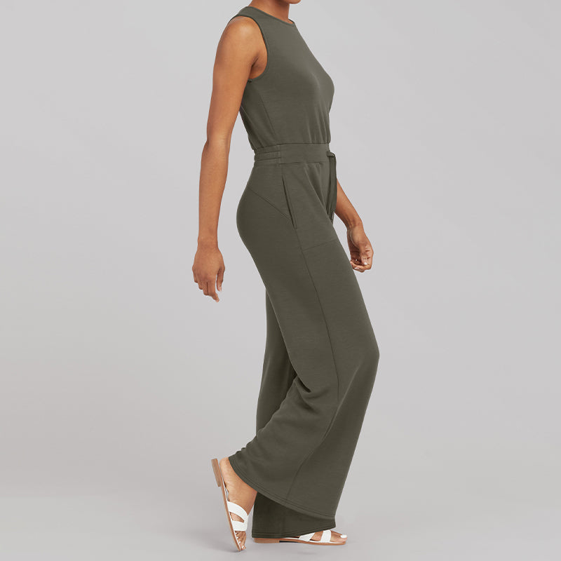 model draagt stijlvolle comfortabele jumpsuit met stretch elastische jumpsuit dames vrijetijdspak met wijde pijp en mouwloze top verstelbare striksluiting groen