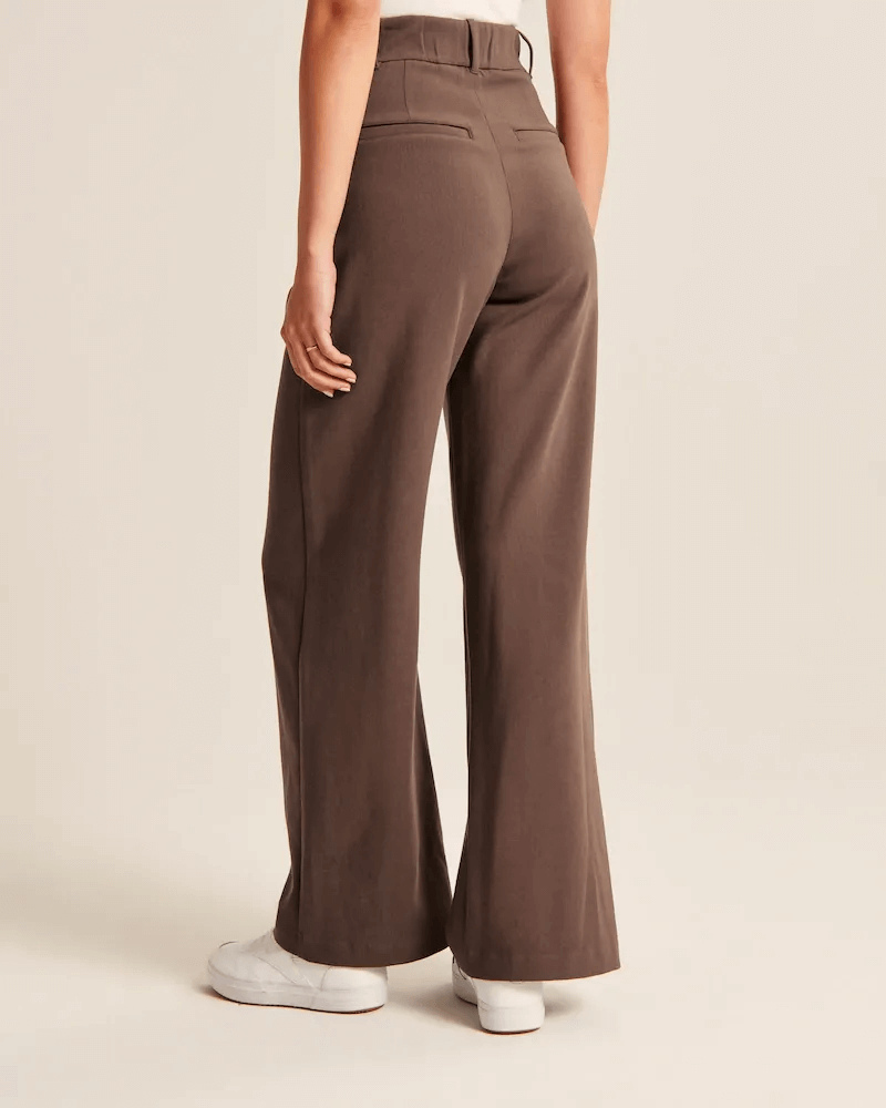 Perfect voor zowel zakelijke als casual gelegenheden, deze pantalon biedt een verfijnde look die je zelfverzekerd maakt, ongeacht de setting.