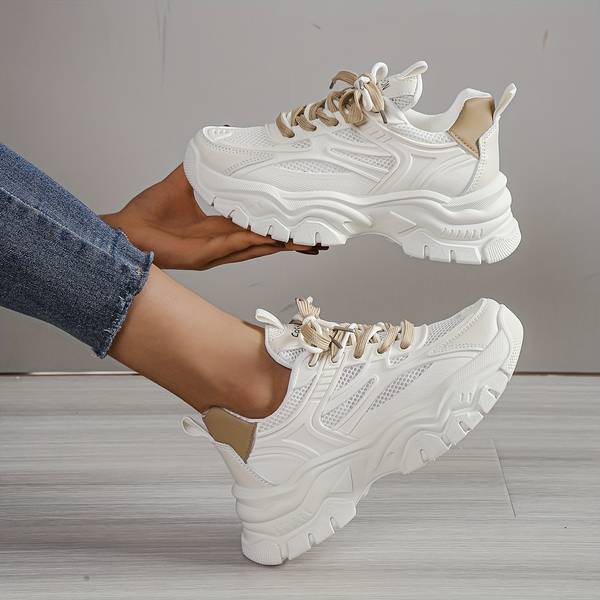 Deze sneakers combineren moeiteloos trendy design met maximaal comfort, perfect voor elke zomerse outfit.