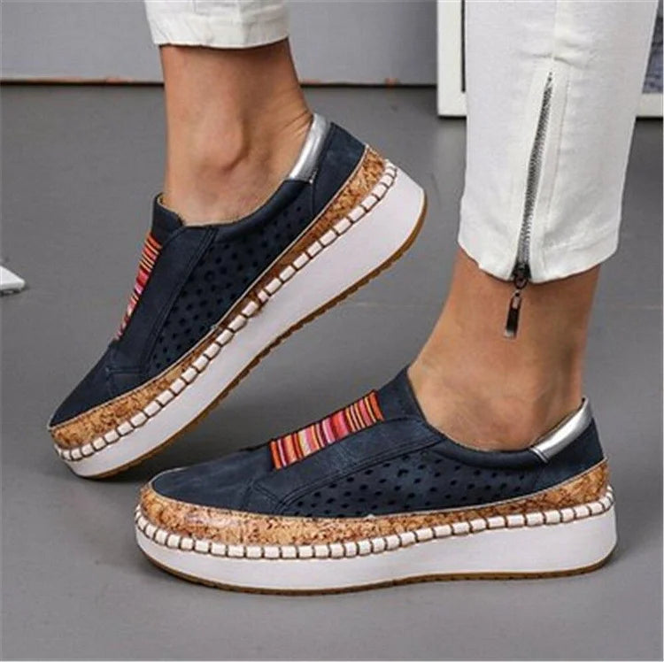 Model draagt ondersteunden orthopedische casual dames schoenen snealers flats vrouwen loafers instappers met elastische sluiting met witte zool zwart