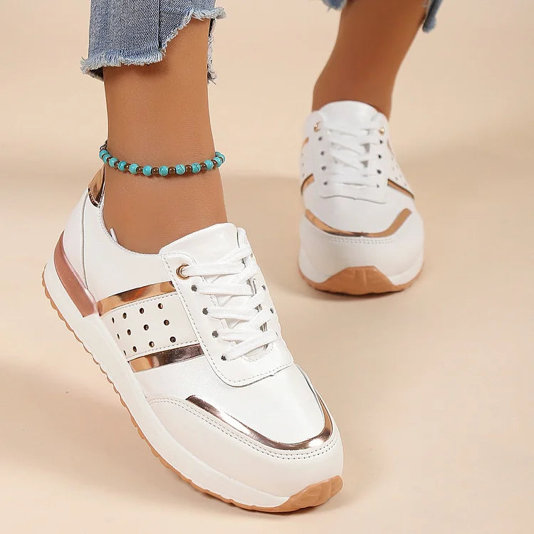 Model draagt leren orthopedische dames sneakers ondersteunende schoenen comfortabel casual witte zool leer wit