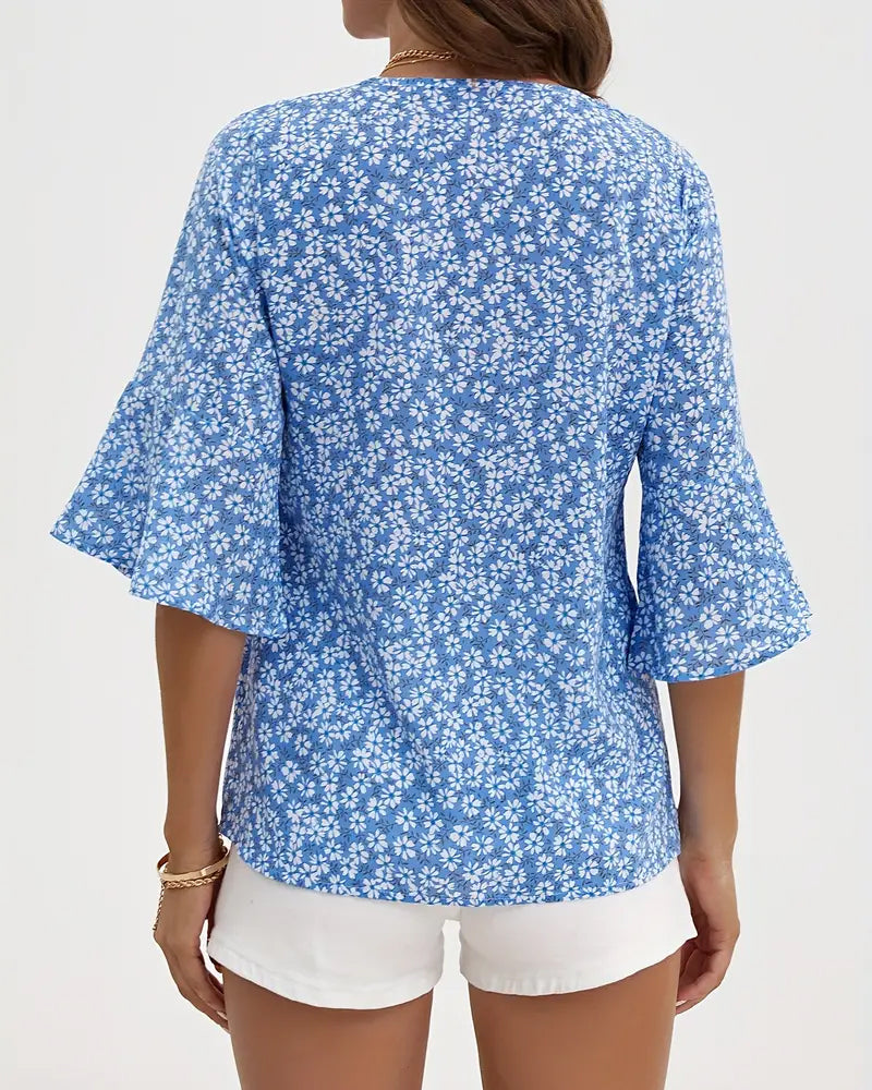 Deze blouse combineert een luchtige pasvorm met een prachtige bloemenprint, waardoor hij ideaal is voor warme zomerdagen.