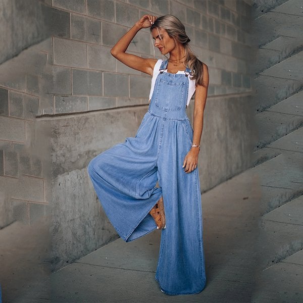 Model draagt denim jumpsuit zomerse overall denim tuinbroek met wijde pijp blauw