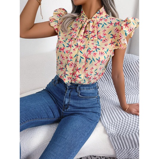 Deze blouse is ontworpen om je een frisse en modieuze look te geven, perfect voor zowel casual als formele zomerse gelegenheden.