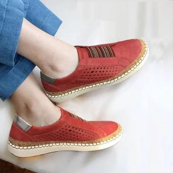 Model draagt ondersteunden orthopedische casual dames schoenen snealers flats vrouwen loafers instappers met elastische sluiting met witte zool rood