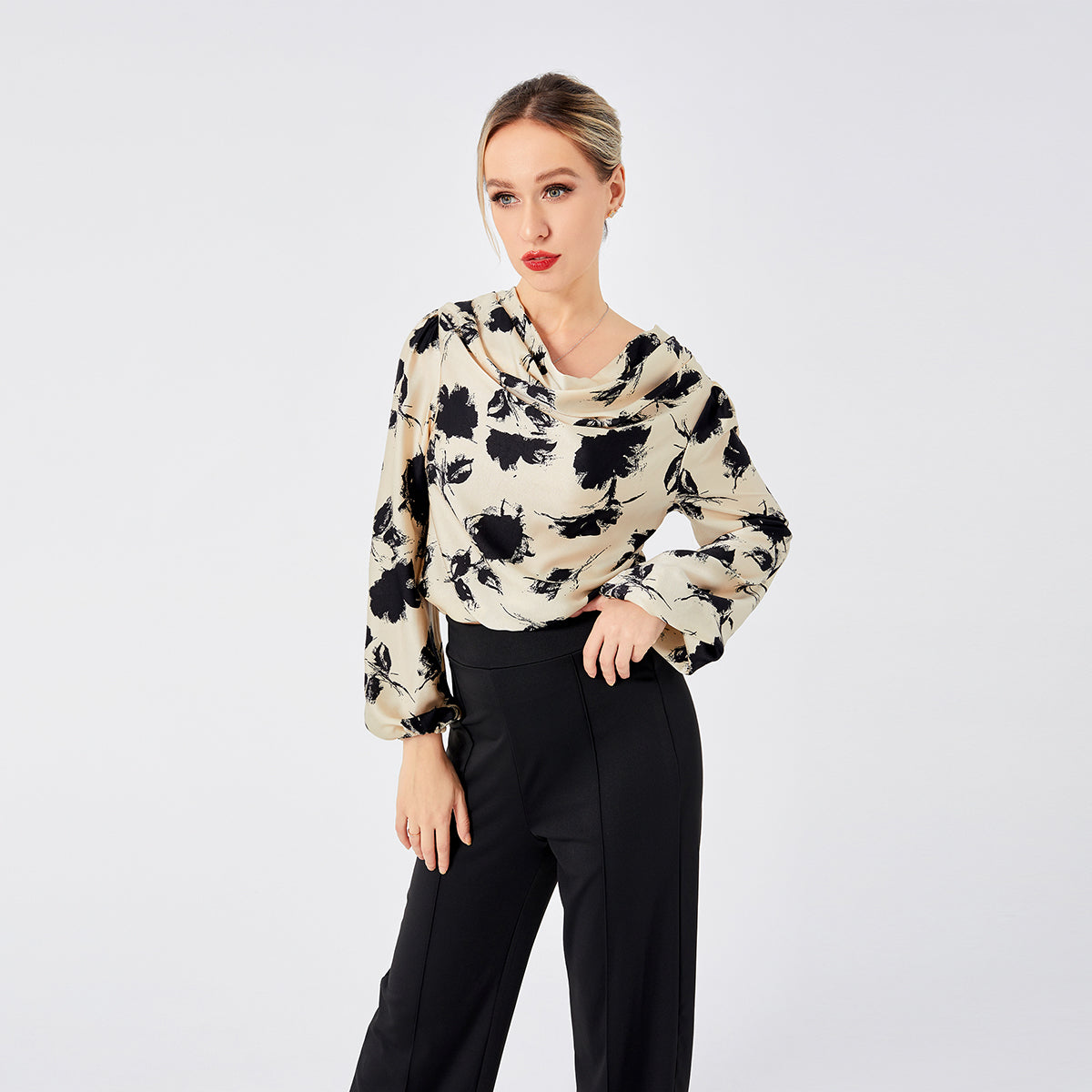 Deze stijlvolle en verfijnde blouse is perfect voor warme zomerdagen en -avonden.