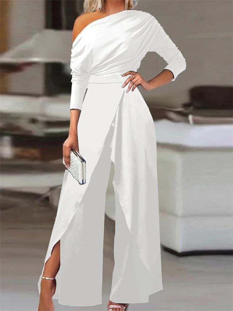  Gemaakt van lichte en ademende materialen, zorgt deze jumpsuit voor ultiem draagcomfort, terwijl het gespleten en off-shoulder ontwerp een modieuze touch toevoegt aan je look.