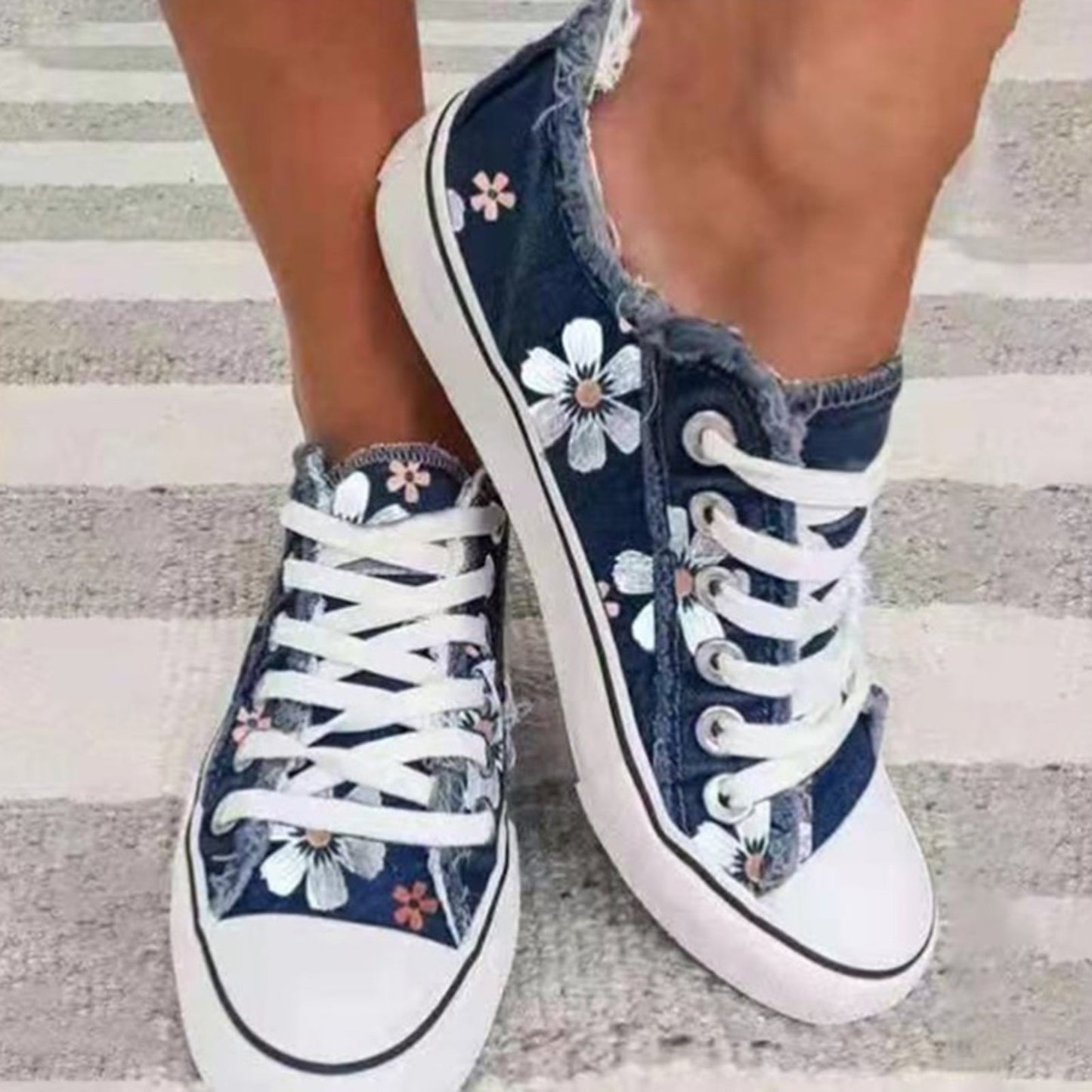 Met hun duurzame constructie en modieuze ontwerp zijn deze sneakers een must-have voor elke vrouw die haar zomerlook wil opfrissen.