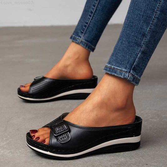 Deze sandalen bieden een combinatie van orthopedische eigenschappen en luxe leer, ideaal voor vrouwen die op zoek zijn naar comfortabele hakken voor warme dagen.