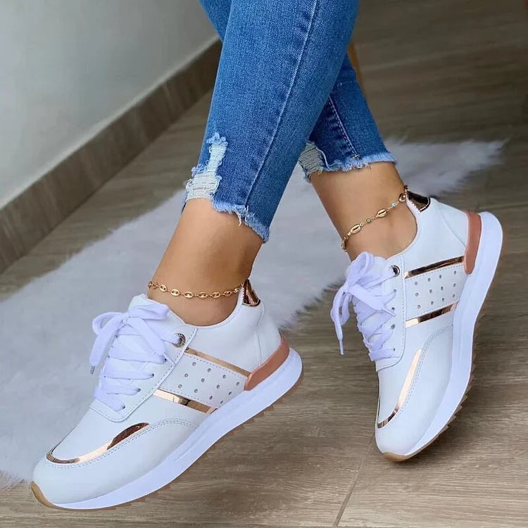 Model draagt leren orthopedische dames sneakers ondersteunende schoenen comfortabel casual witte zool leer wit