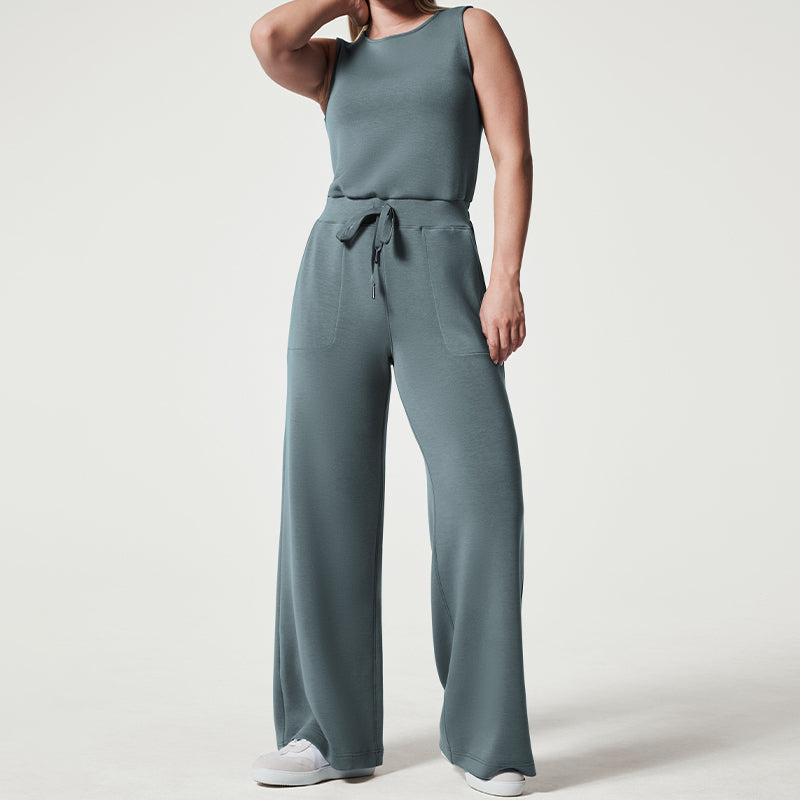 model draagt stijlvolle comfortabele jumpsuit met stretch elastische jumpsuit dames vrijetijdspak met wijde pijp en mouwloze top verstelbare striksluiting blauw