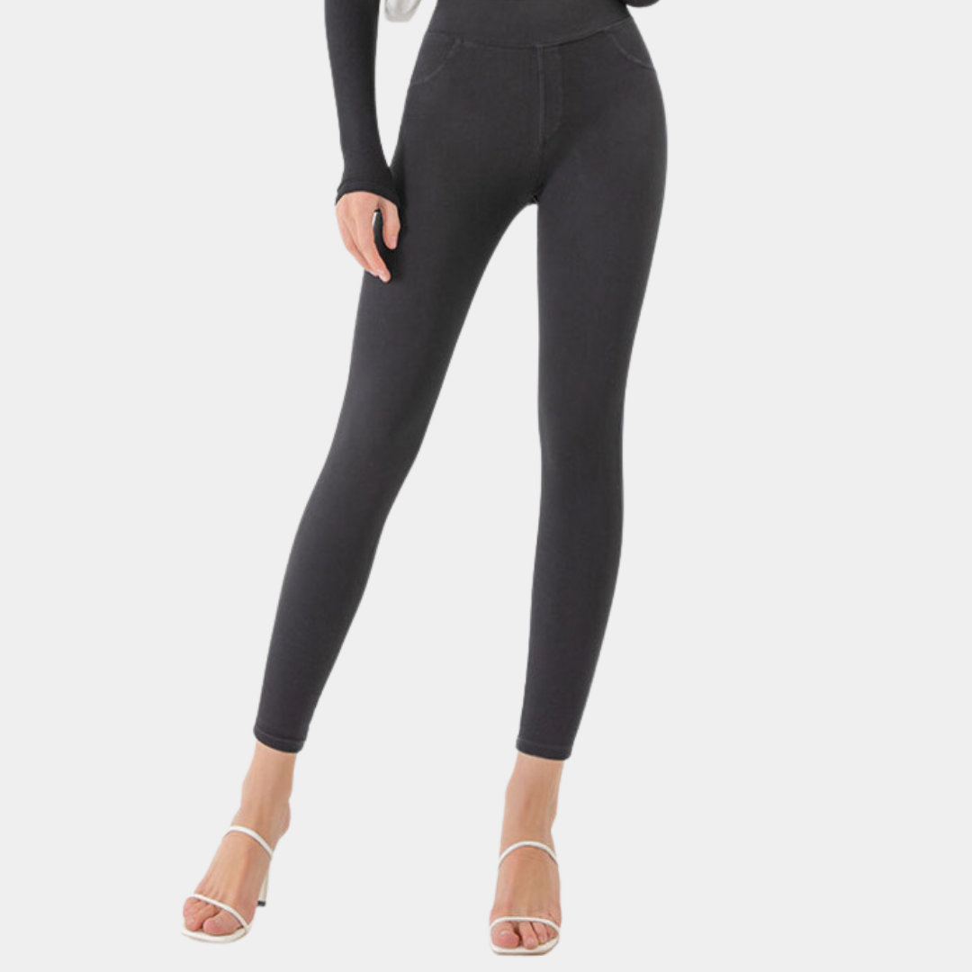 Deze legging is ontworpen om je natuurlijke vorm te accentueren en je de hele dag door een zelfverzekerde uitstraling te geven, terwijl je geniet van ultiem draagcomfort.