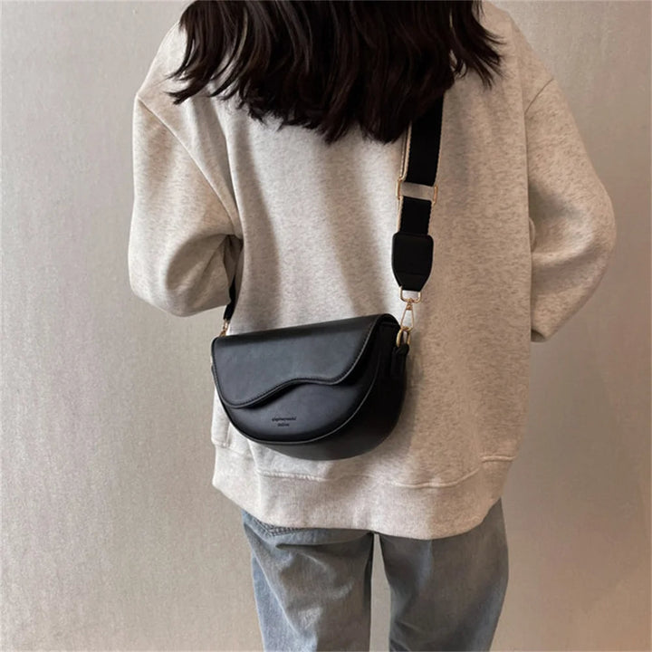 Schoudertas met brede riem – modern en compact