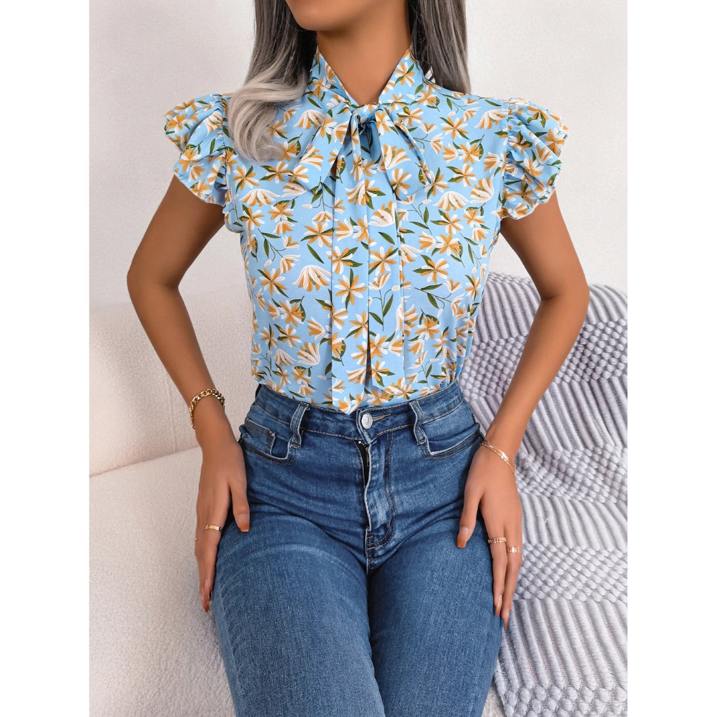 Deze blouse is ontworpen om je een frisse en modieuze look te geven, perfect voor zowel casual als formele zomerse gelegenheden.