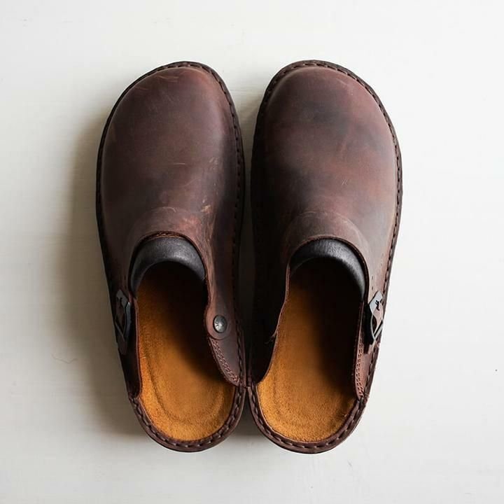  Deze slippers combineren hoogwaardig leer met een verfijnd ontwerp, waardoor ze perfect zijn voor ontspanning in warme zomerdagen. Ervaar luxe en gemak met elke stap die je zet. 