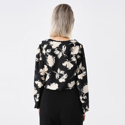 Deze stijlvolle en verfijnde blouse is perfect voor warme zomerdagen en -avonden.