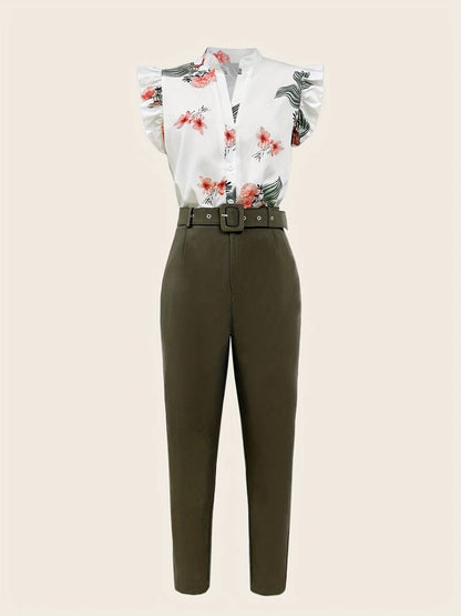 Model draagt 2-delige set groene broek met hoge taille en brede riem pakbroek broekpak dames met wit shirt top blouse met bloemenprint