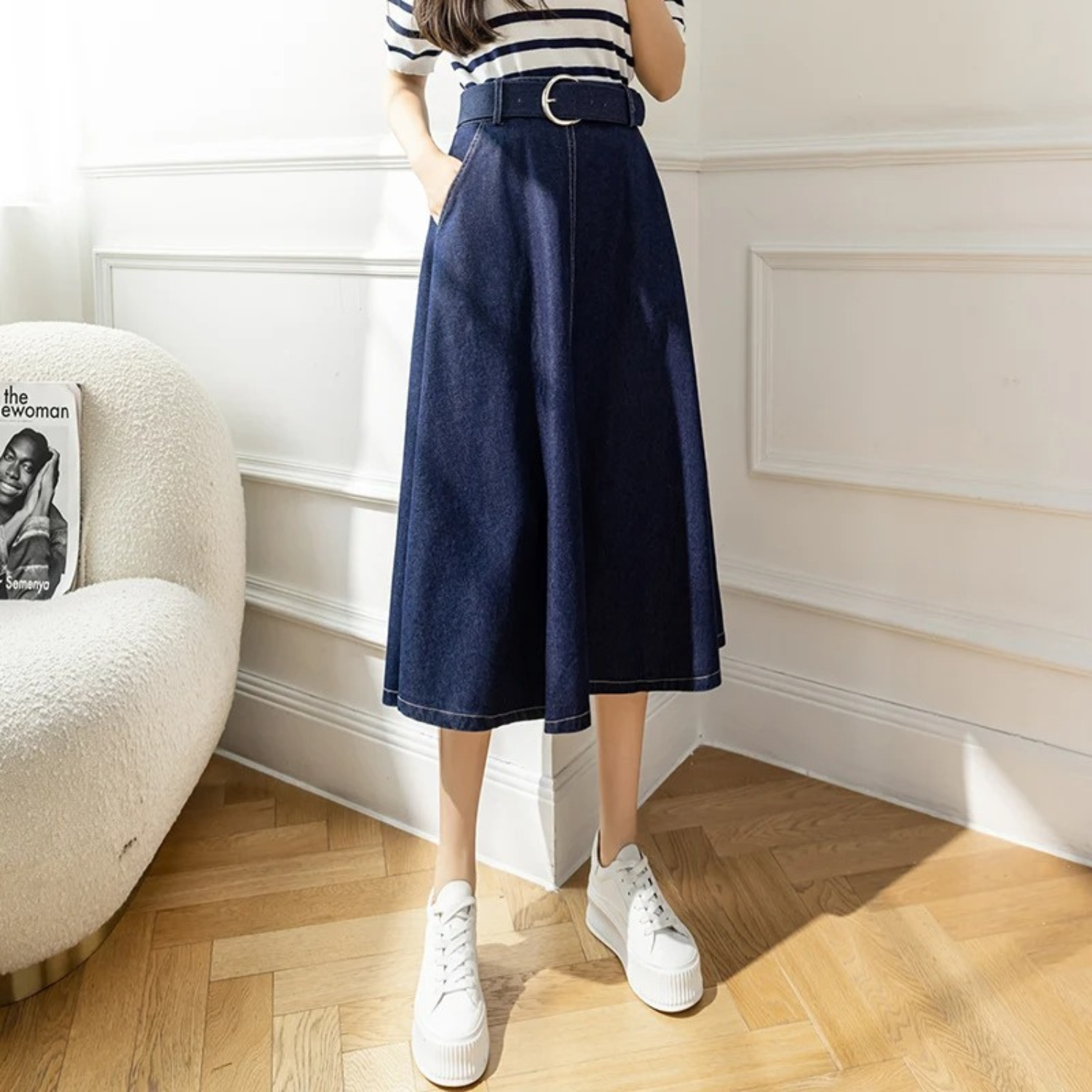 Deze trendy rok combineert een klassieke denim look met een moderne hoge taille, perfect voor een veelzijdige en fashionable outfit.