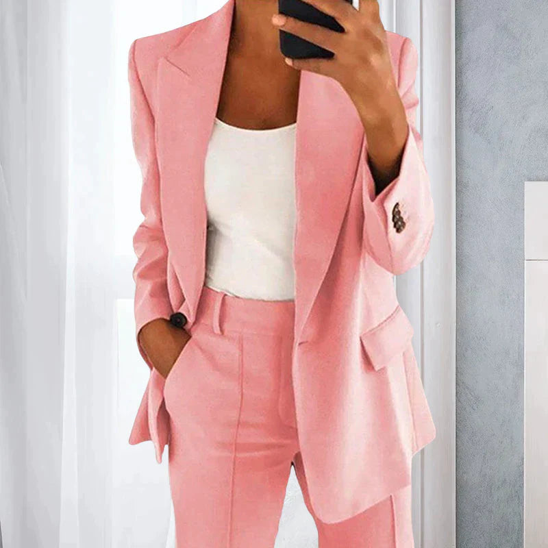 Model draagt roze 2-Delige Set Blazer & broek damespak met knopen