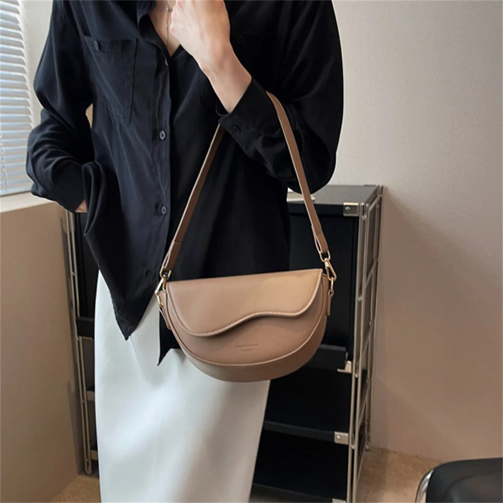 Schoudertas met brede riem – modern en compact