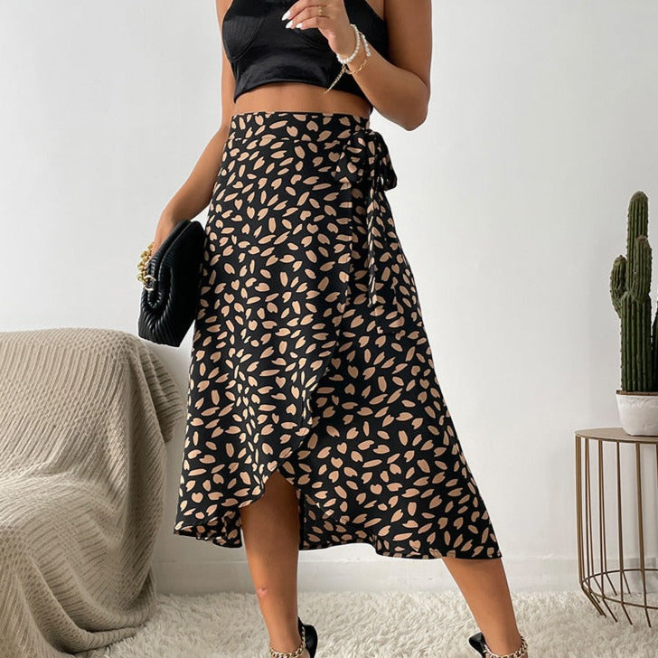 Deze veelzijdige rok, perfect voor warme dagen en zwoele avonden, combineert een trendy print met een flatterende midi-lengte.