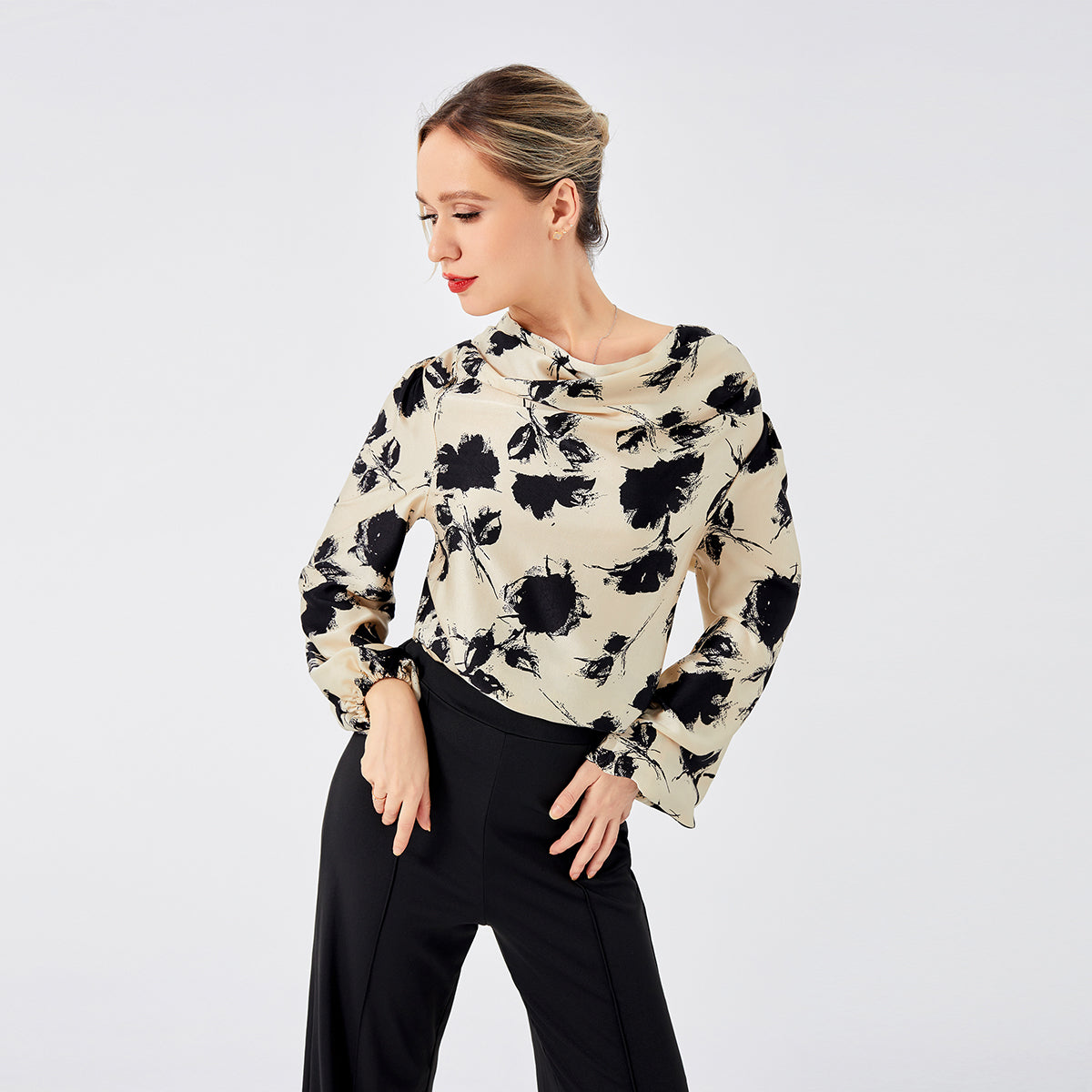 Deze stijlvolle en verfijnde blouse is perfect voor warme zomerdagen en -avonden.