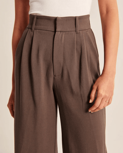 Perfect voor zowel zakelijke als casual gelegenheden, deze pantalon biedt een verfijnde look die je zelfverzekerd maakt, ongeacht de setting.