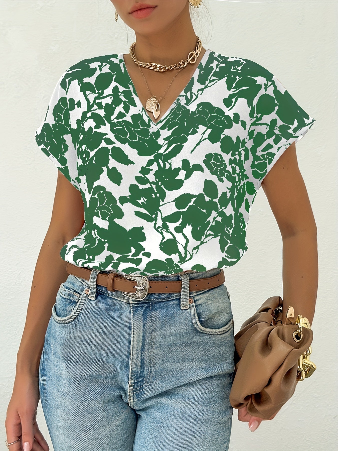 Model draagt zomer blouse met diep V-hals dames top met korte mouwen en bloemenprint groen