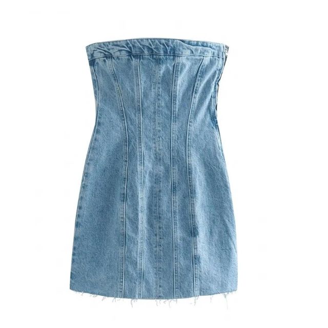 Deze spijkerrok combineert moeiteloos de klassieke stijl van denim met een eigentijds off shoulder ontwerp, waardoor het de perfecte keuze is voor casual en zomerse gelegenheden