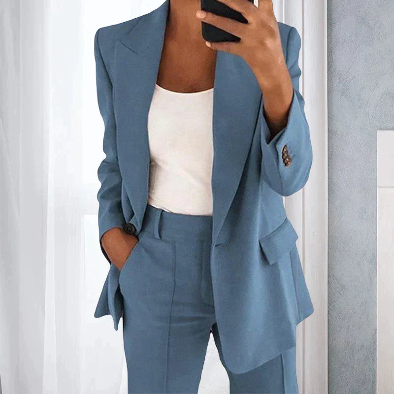 Model draagt blauwe 2-Delige Set Blazer & broek damespak met knopen 